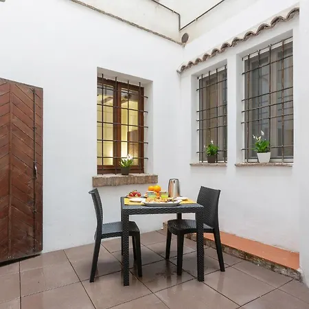 Guesthost - Center Ztl Lovely Apartman *